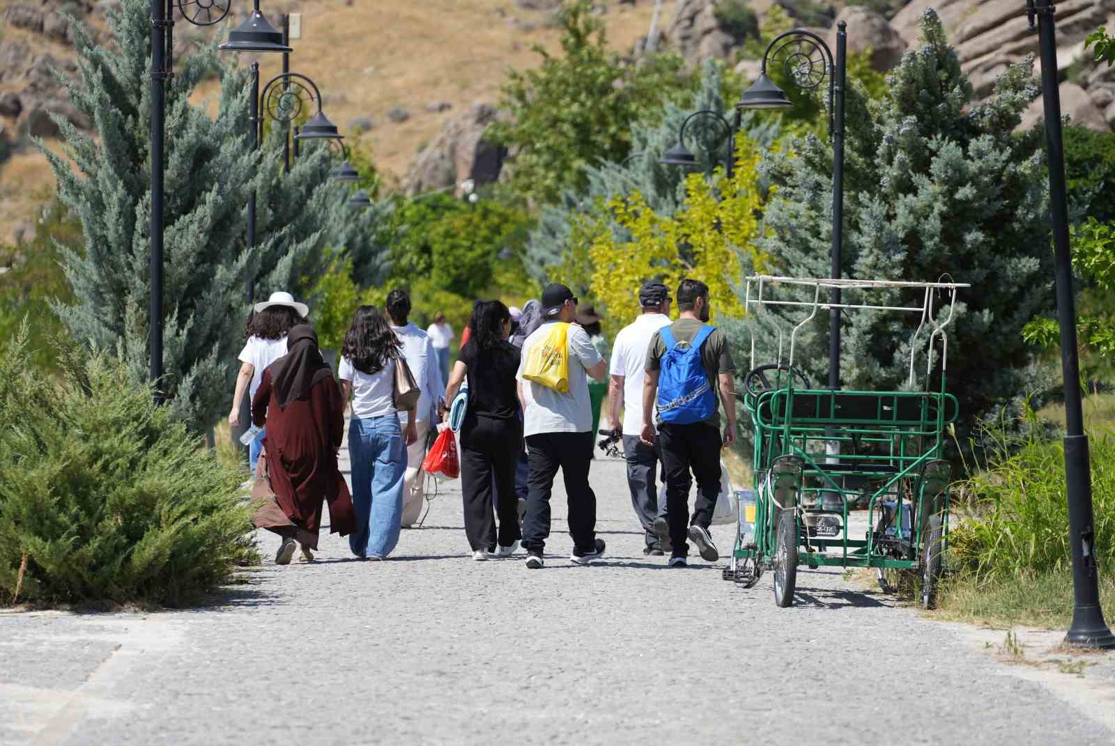 Bozkırın ortasında tekne turu keyfi: Tarih ve doğayla iç içe mekan ziyaretçilerini ağırlıyor