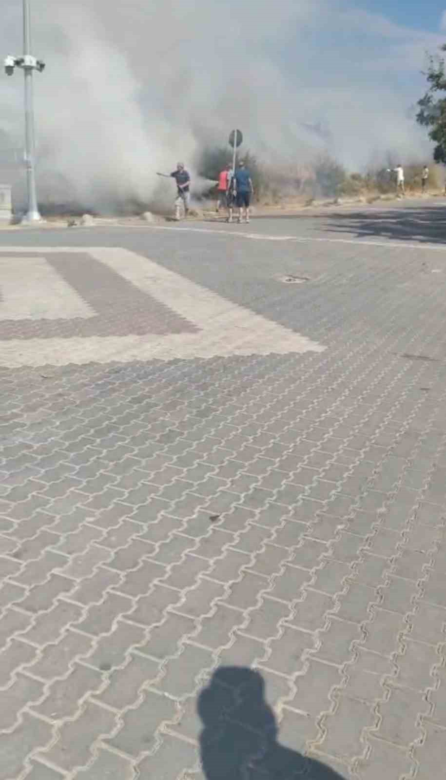 Trafonun patlaması sonucu çıkan yangın tatilcilere panik yaşattı