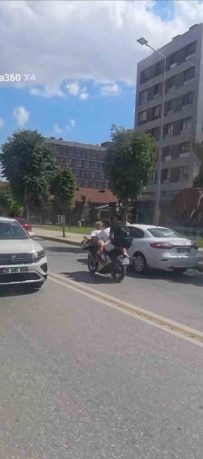 Motosiklete ters oturarak yaptıkları kasksız yolculuk ’pes’ dedirtti