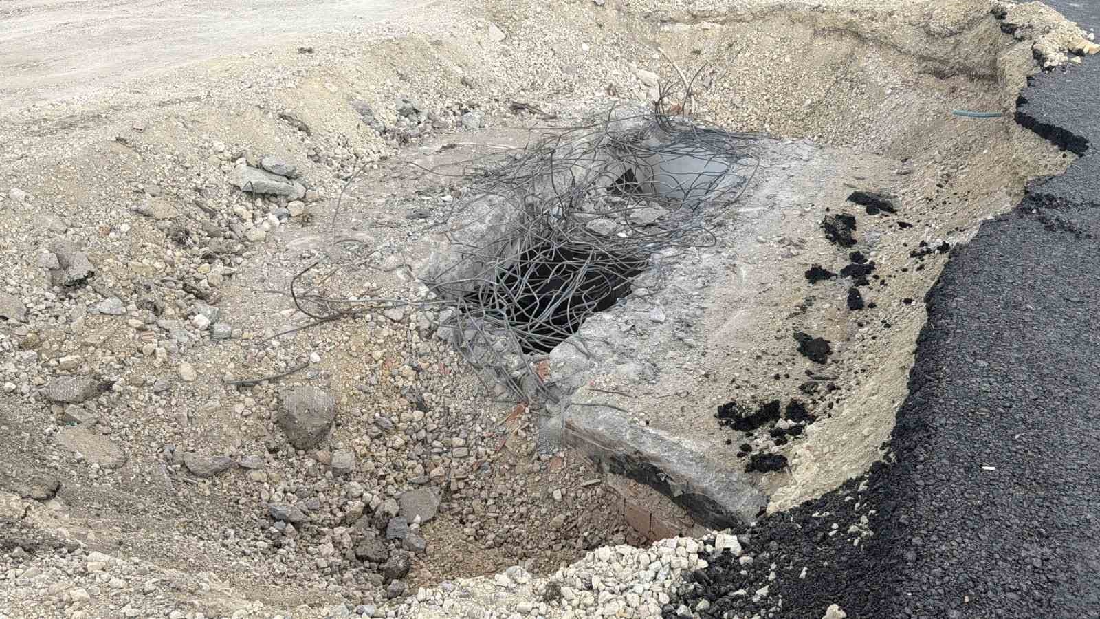 Bolu’da alt geçidin tavanı çöktü: Yol ulaşıma kapandı