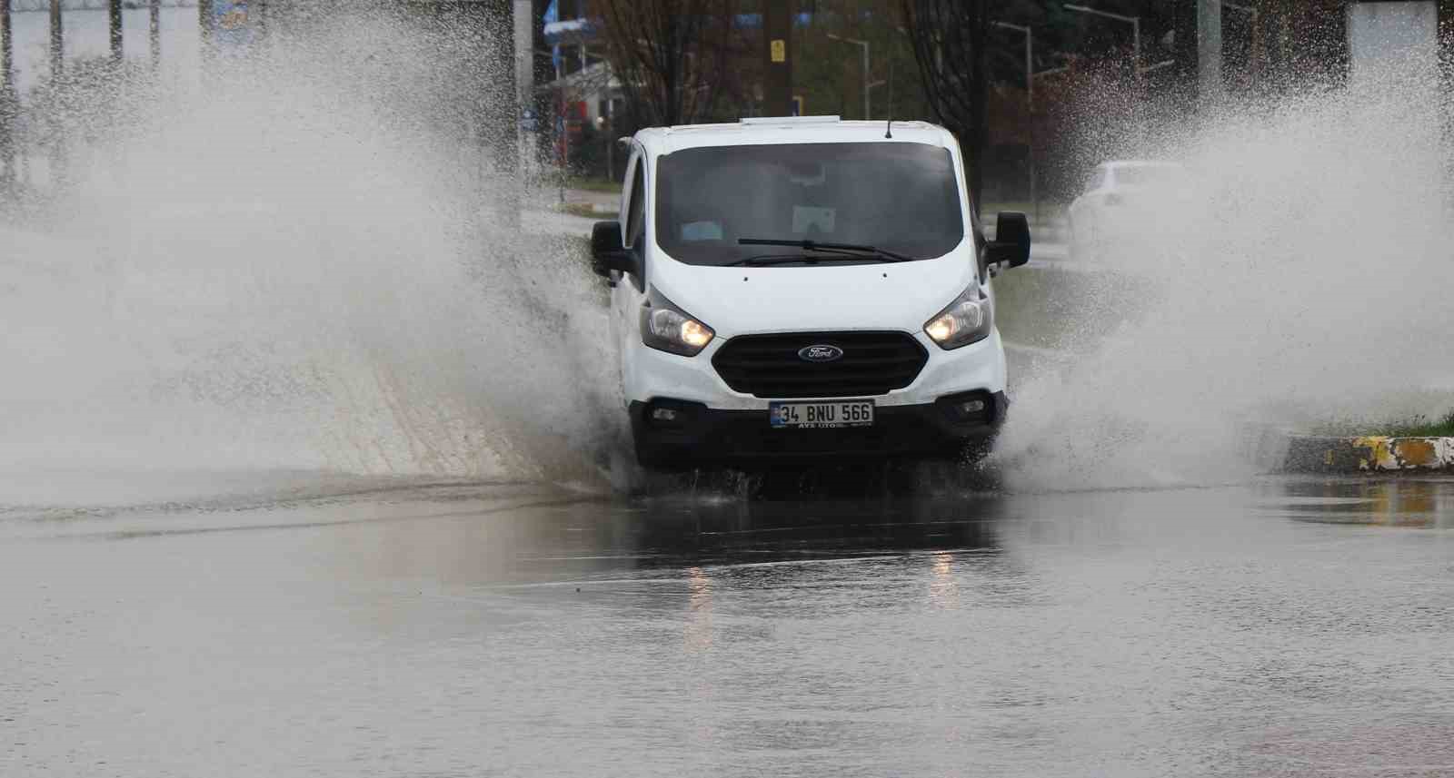 Sağanak sonrası toprak kayması: Erzincan-Sivas yolu kapandı