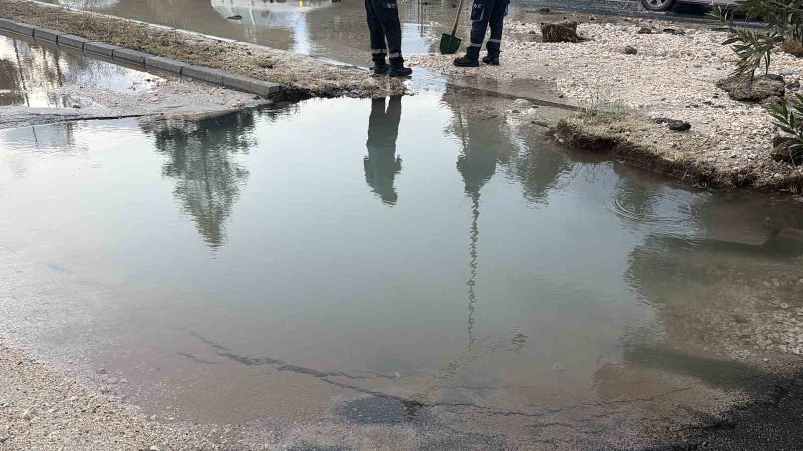Patlayan su hattı yolu çökertti: Otomobil çukura düştü
