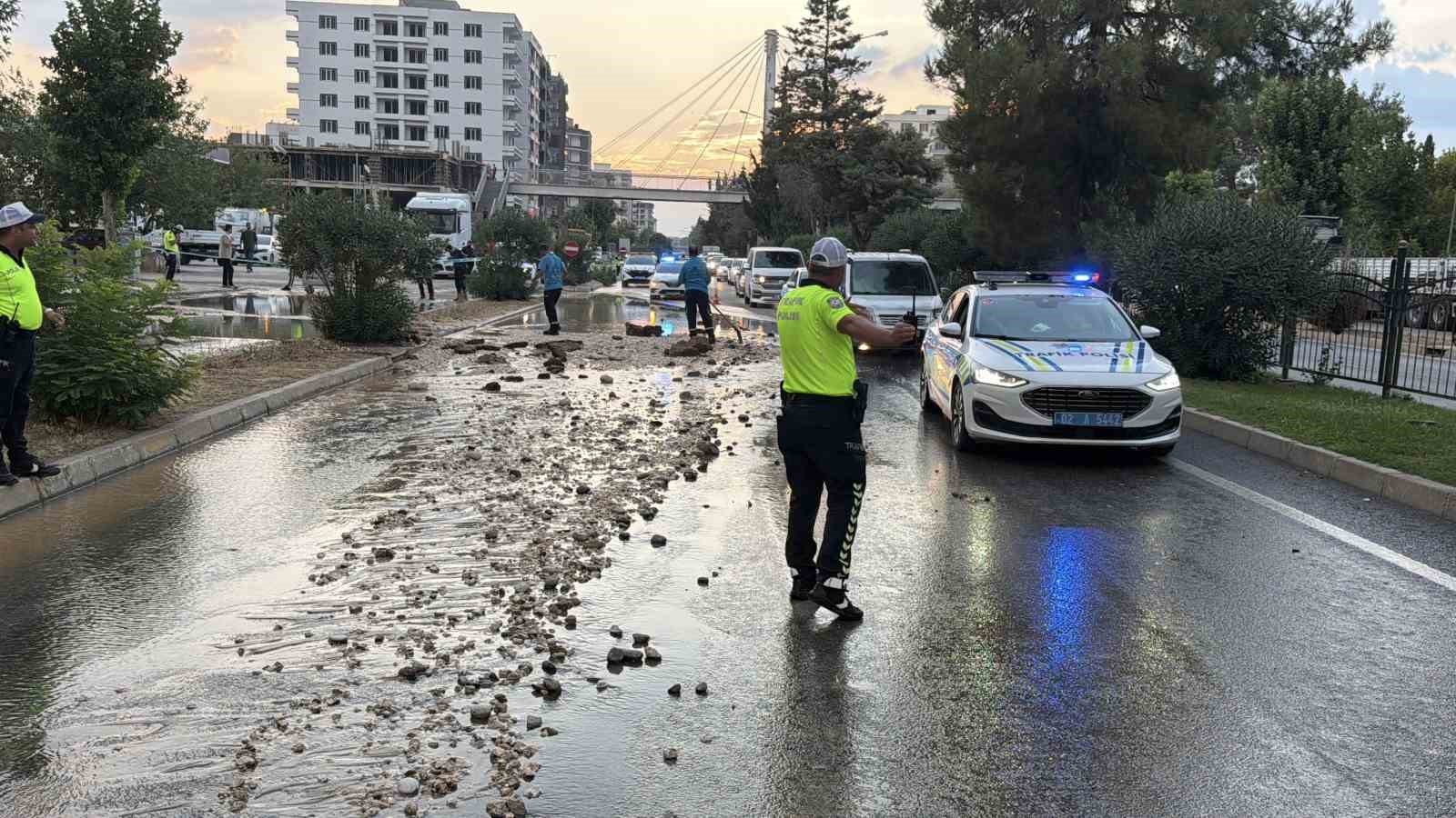Patlayan su hattı yolu çökertti: Otomobil çukura düştü