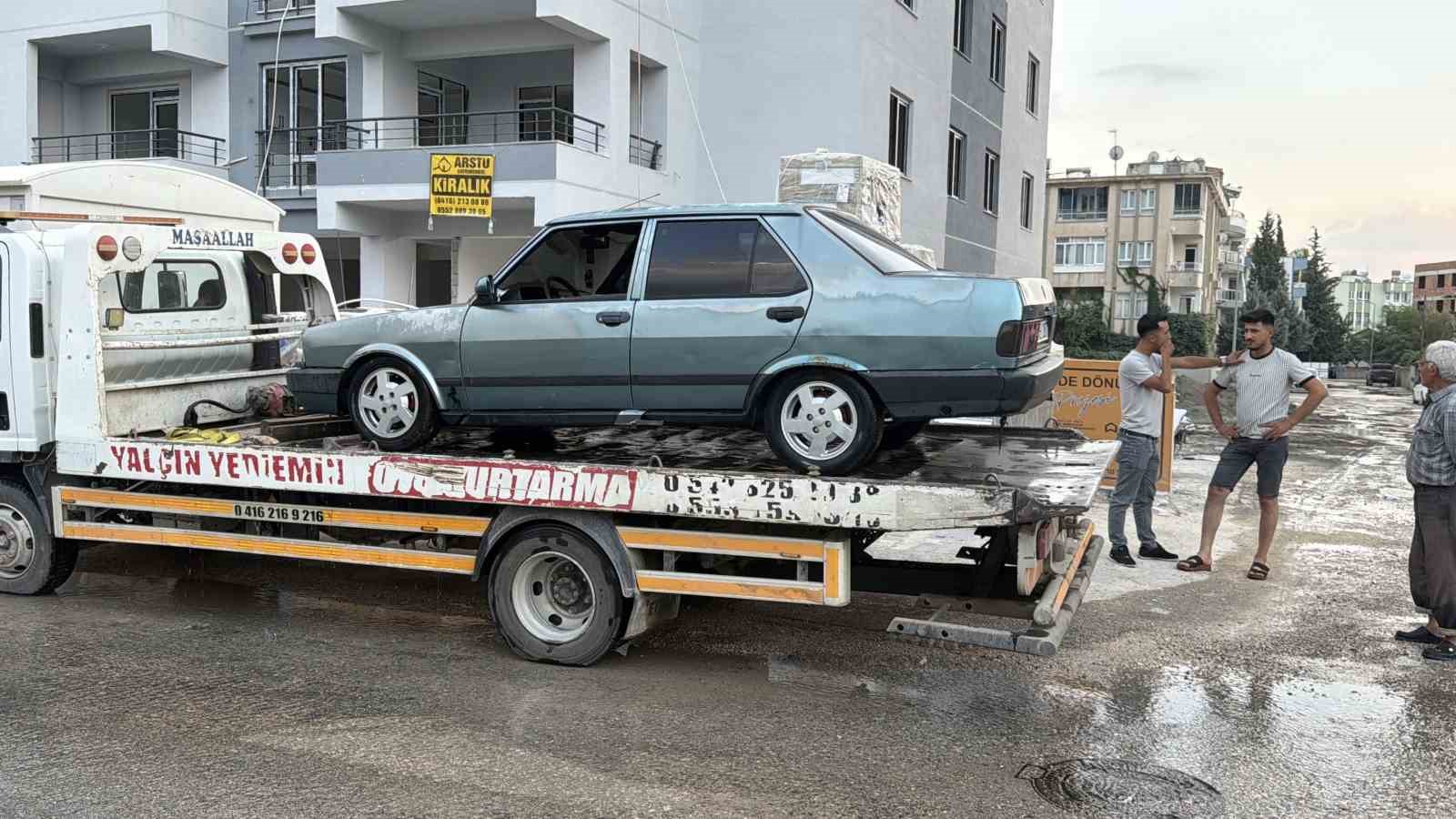 Patlayan su hattı yolu çökertti: Otomobil çukura düştü