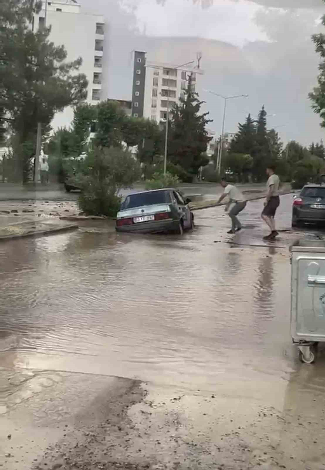 Patlayan su hattı yolu çökertti: Otomobil çukura düştü
