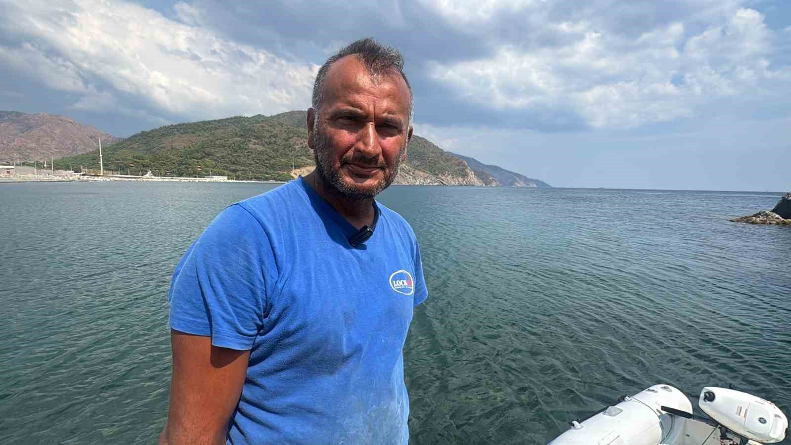Balıkçı teknesini yangın ekiplerinin ulaşımı için seferber etti