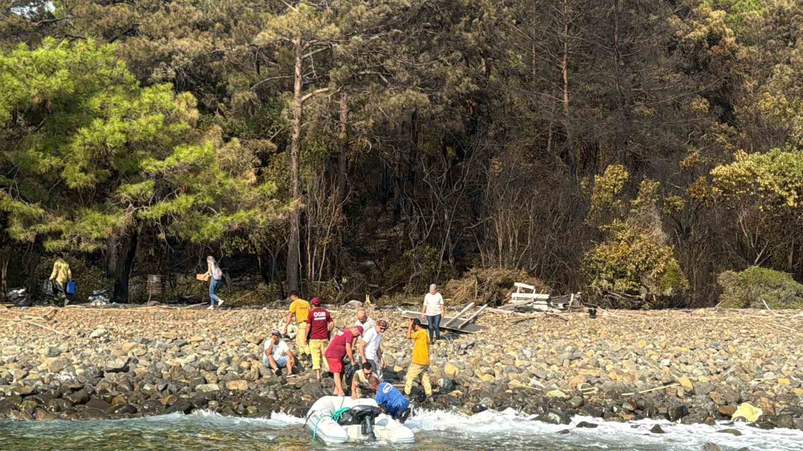 Balıkçı teknesini yangın ekiplerinin ulaşımı için seferber etti