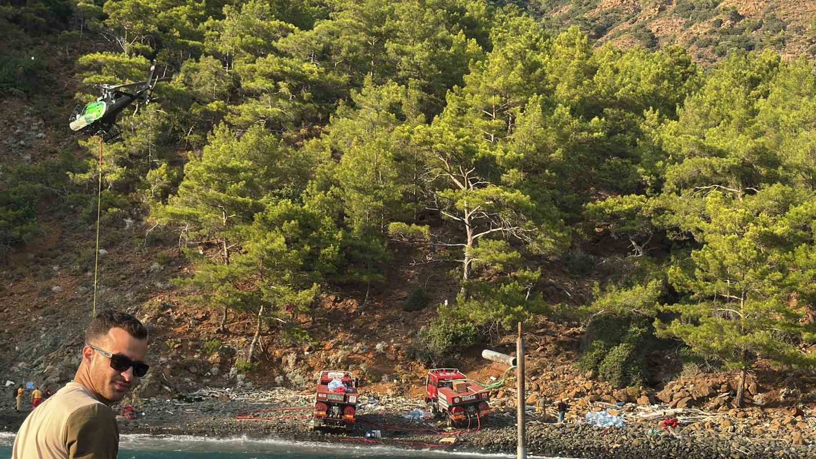 Balıkçı teknesini yangın ekiplerinin ulaşımı için seferber etti
