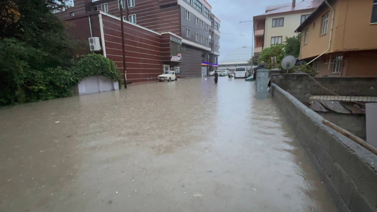 Erzincan’da sağanak sonrası yollar göle döndü