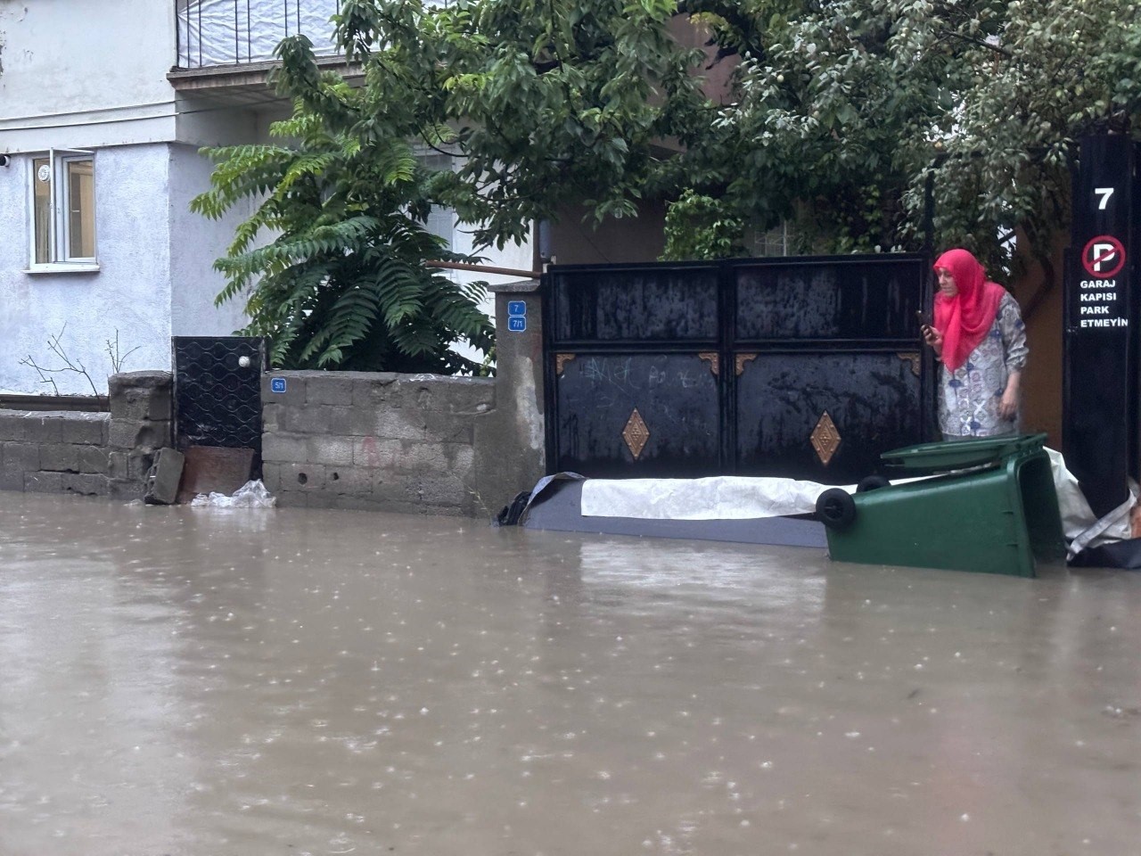 Erzincan’da sağanak sonrası yollar göle döndü