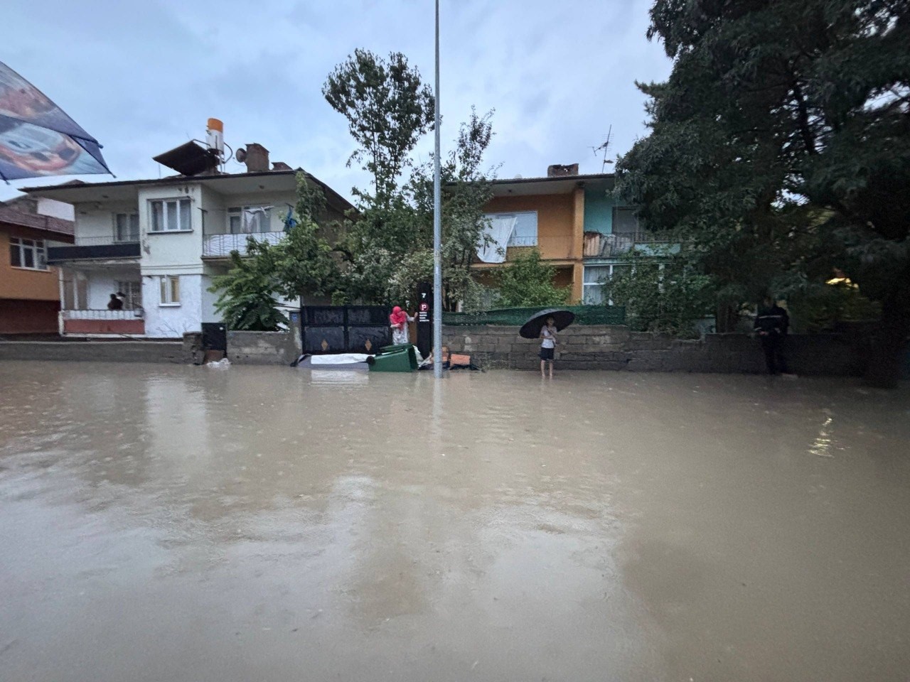 Erzincan’da sağanak sonrası yollar göle döndü