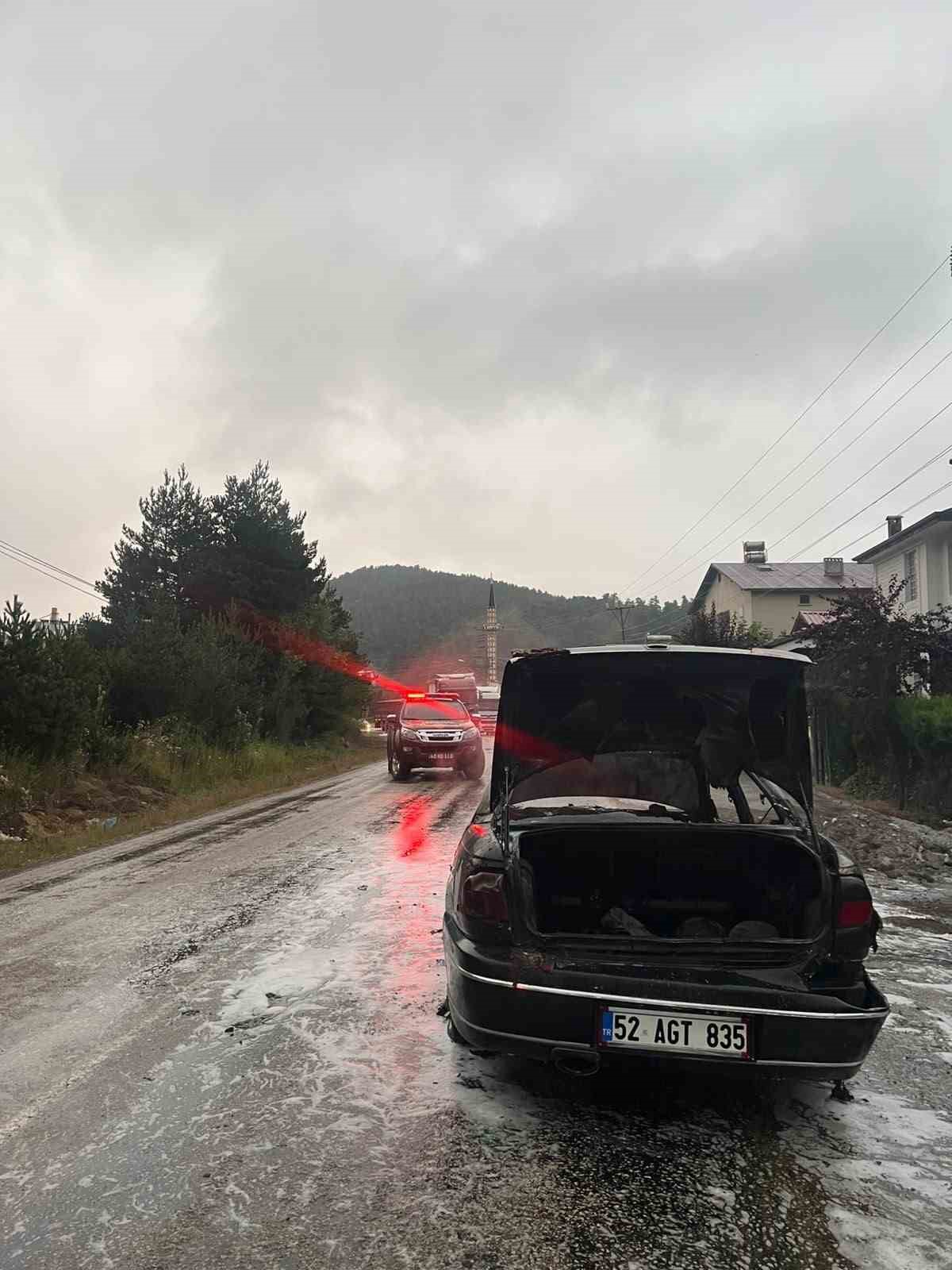 Yanan otomobildeki patlama paniğe neden oldu