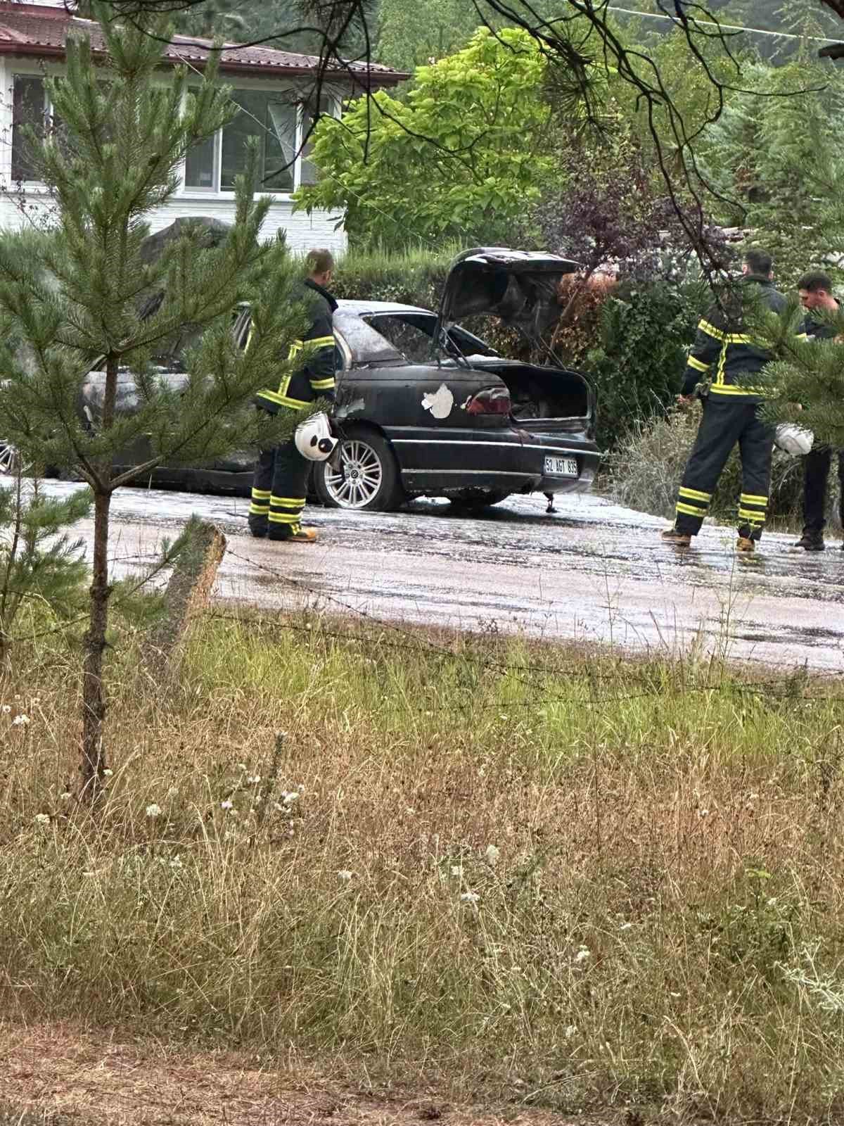 Yanan otomobildeki patlama paniğe neden oldu