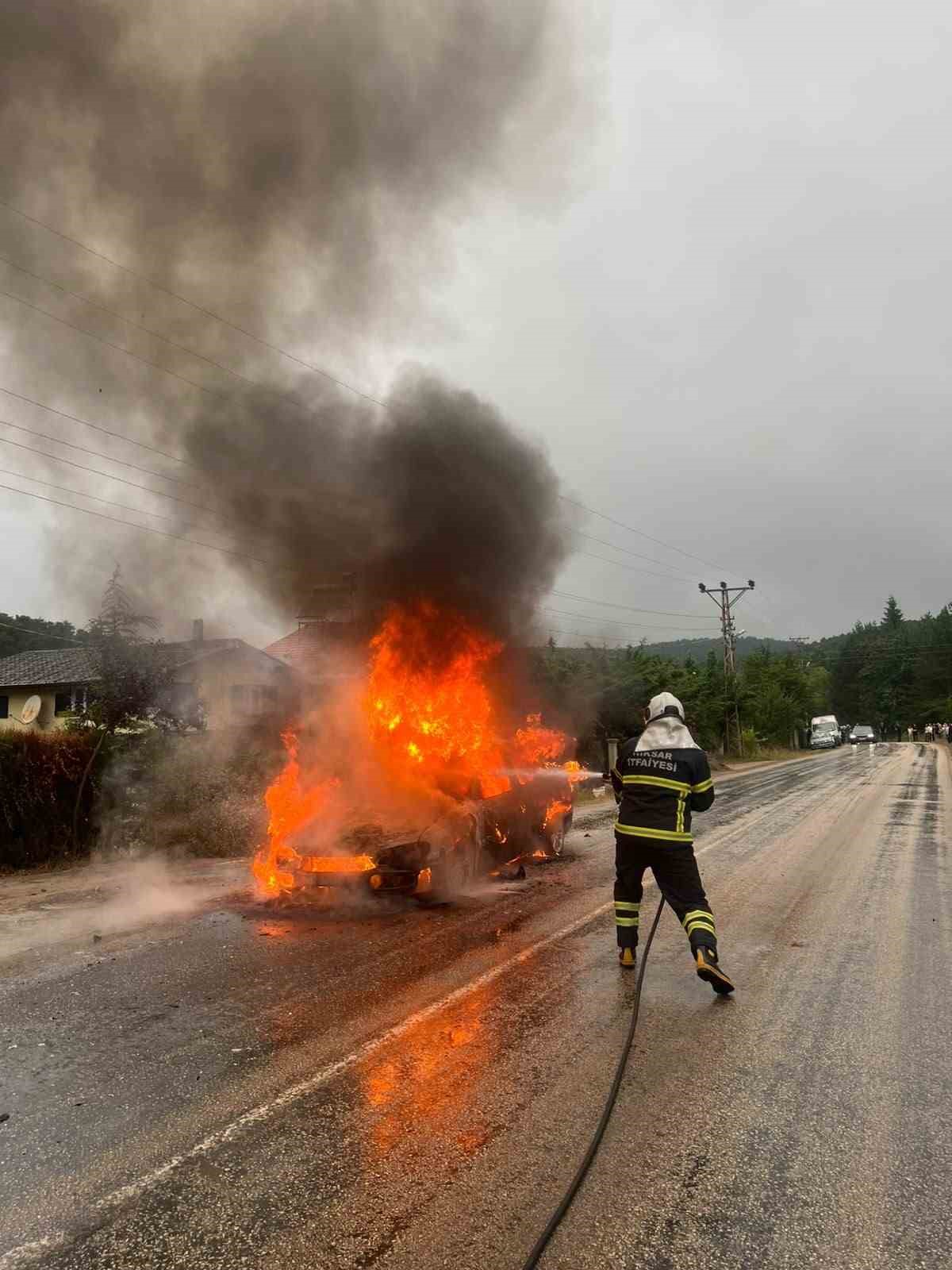 Yanan otomobildeki patlama paniğe neden oldu