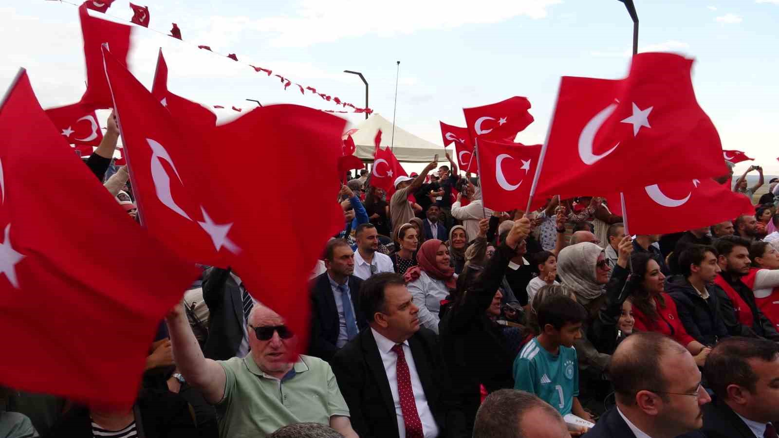 Ani’nin fethinin 962. yıl dönümünde Çelik Kanatlar’ın gösterisi nefes kesti