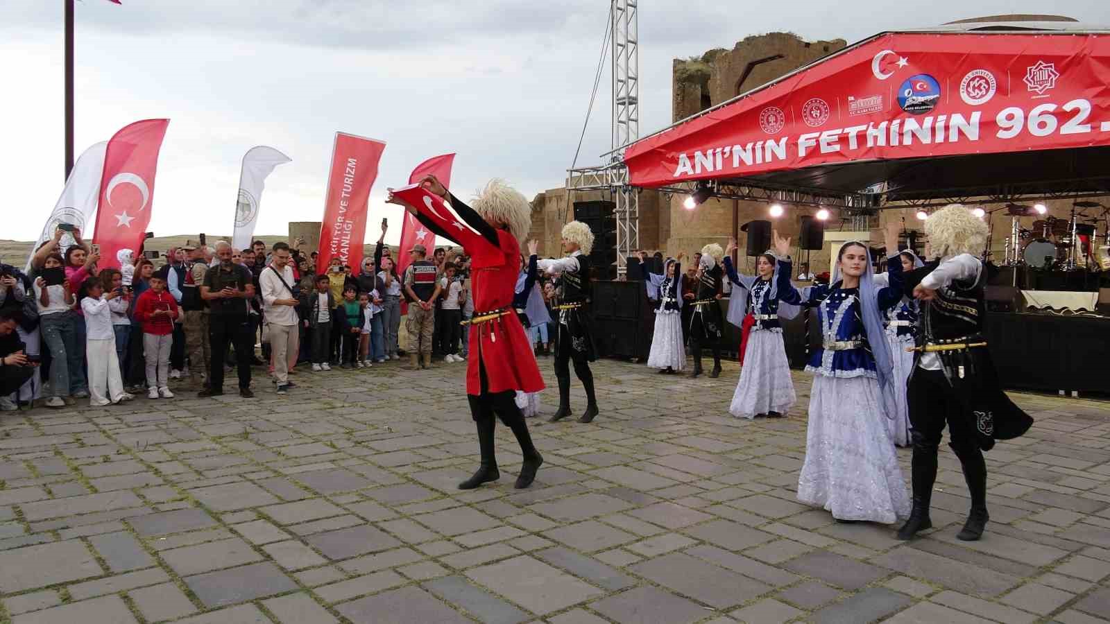 Ani’nin fethinin 962. yıl dönümünde Çelik Kanatlar’ın gösterisi nefes kesti