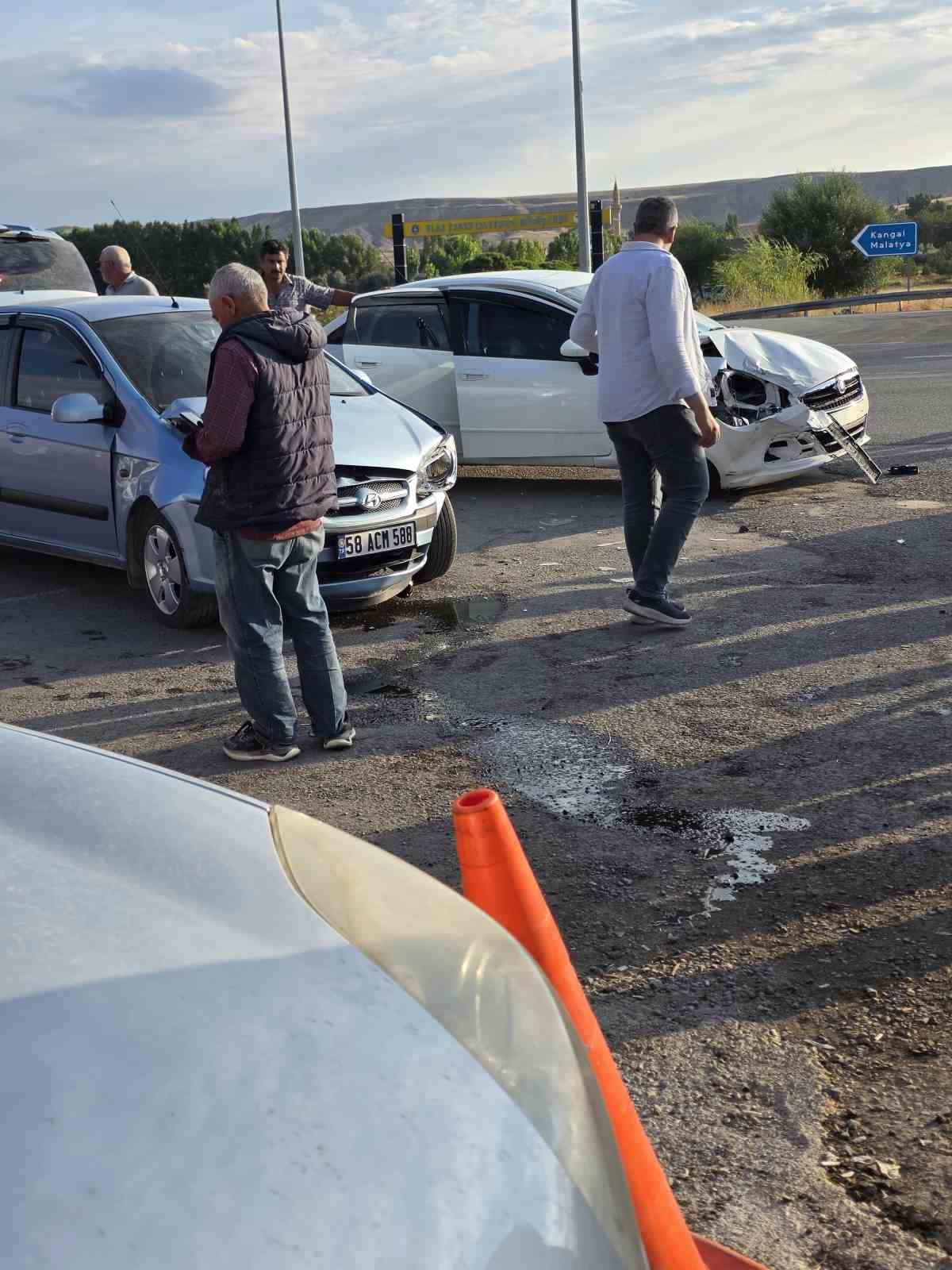 Sivas’ta üç otomobil çarpıştı: 7 yaralı