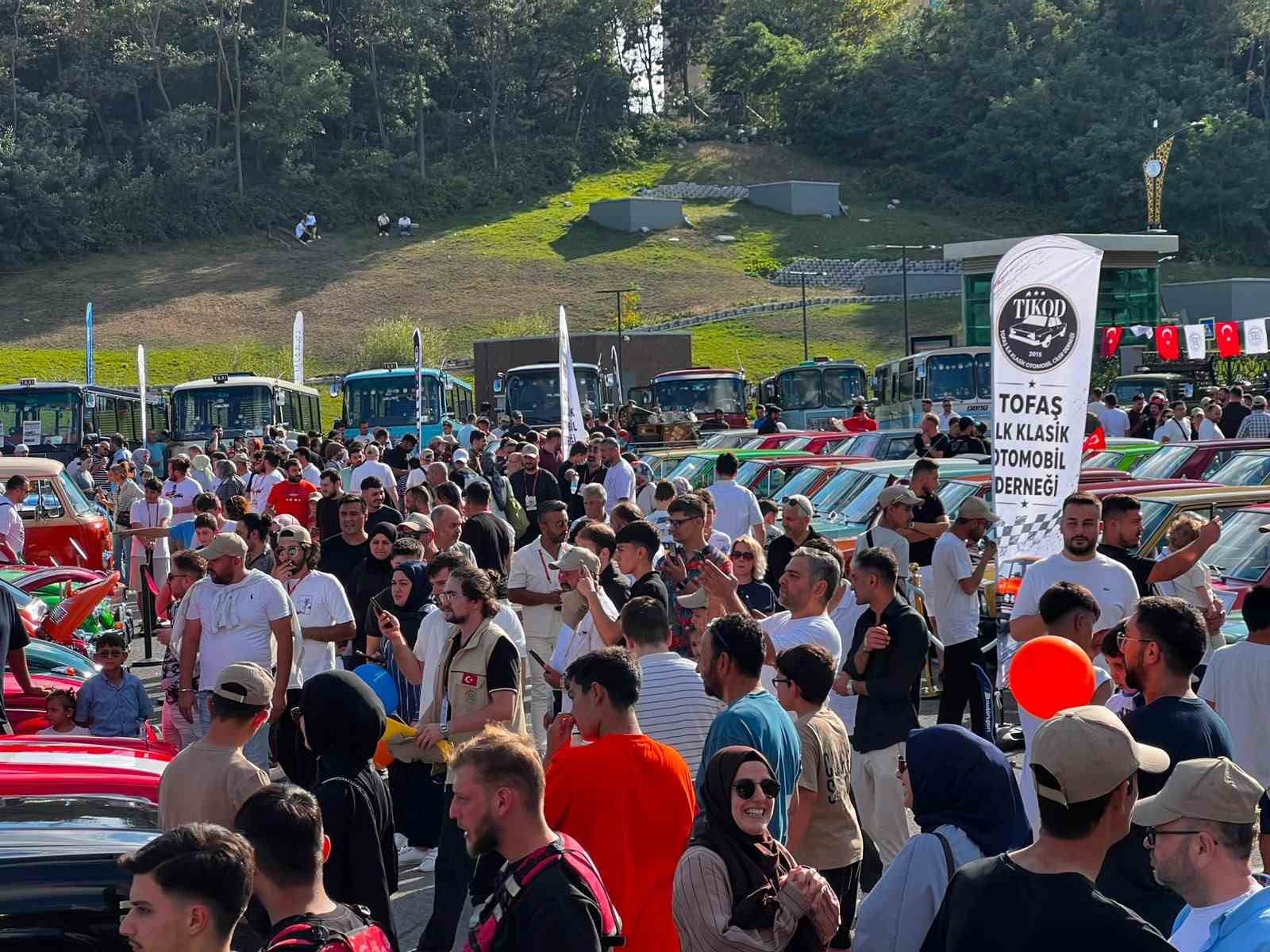 Klasik otomobil tutkunları Arnavutköy’de buluştu