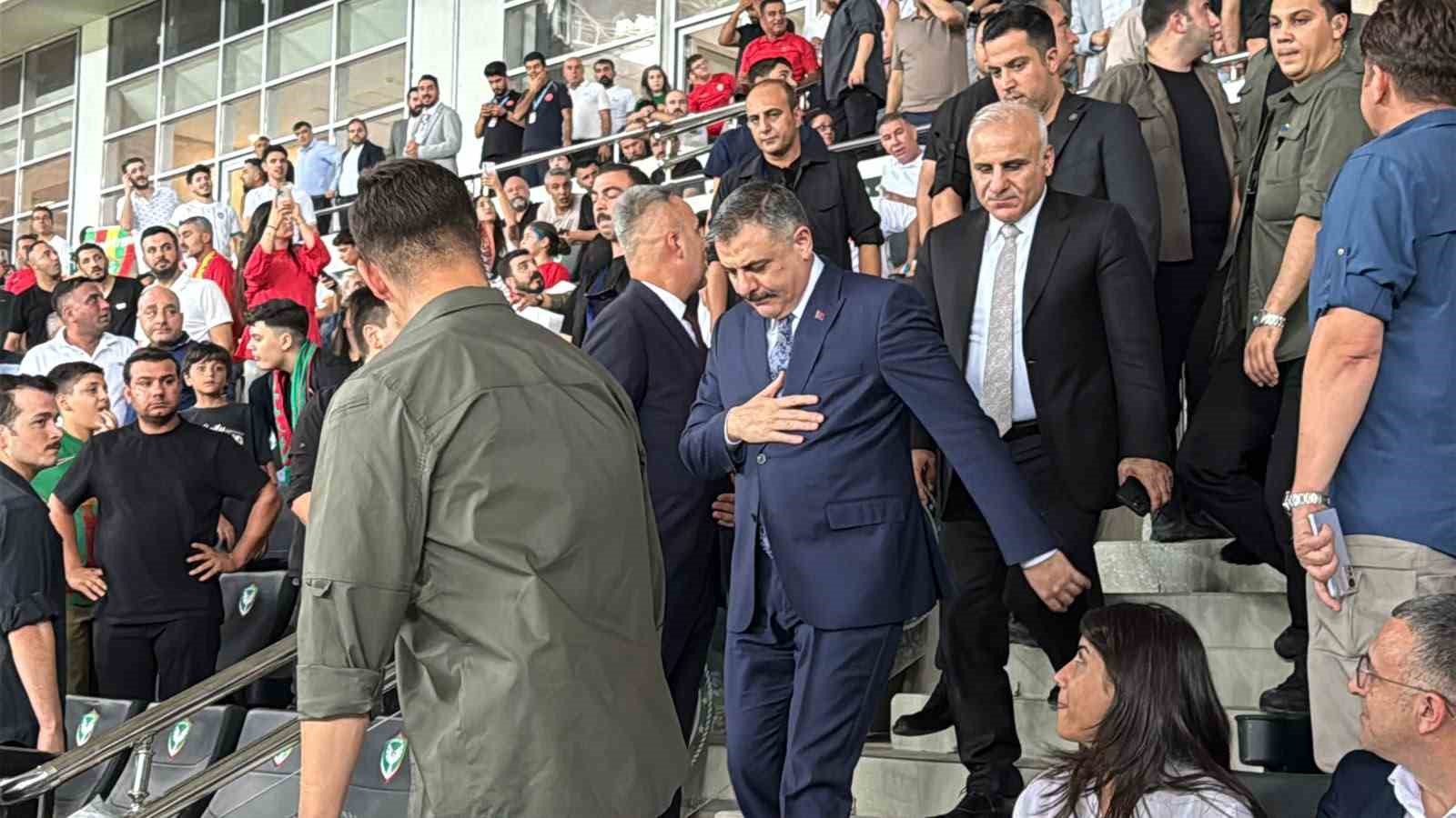 Bakanlar ve TFF Başkanı Amedspor-Erzurumspor maçını tribünde takip etti