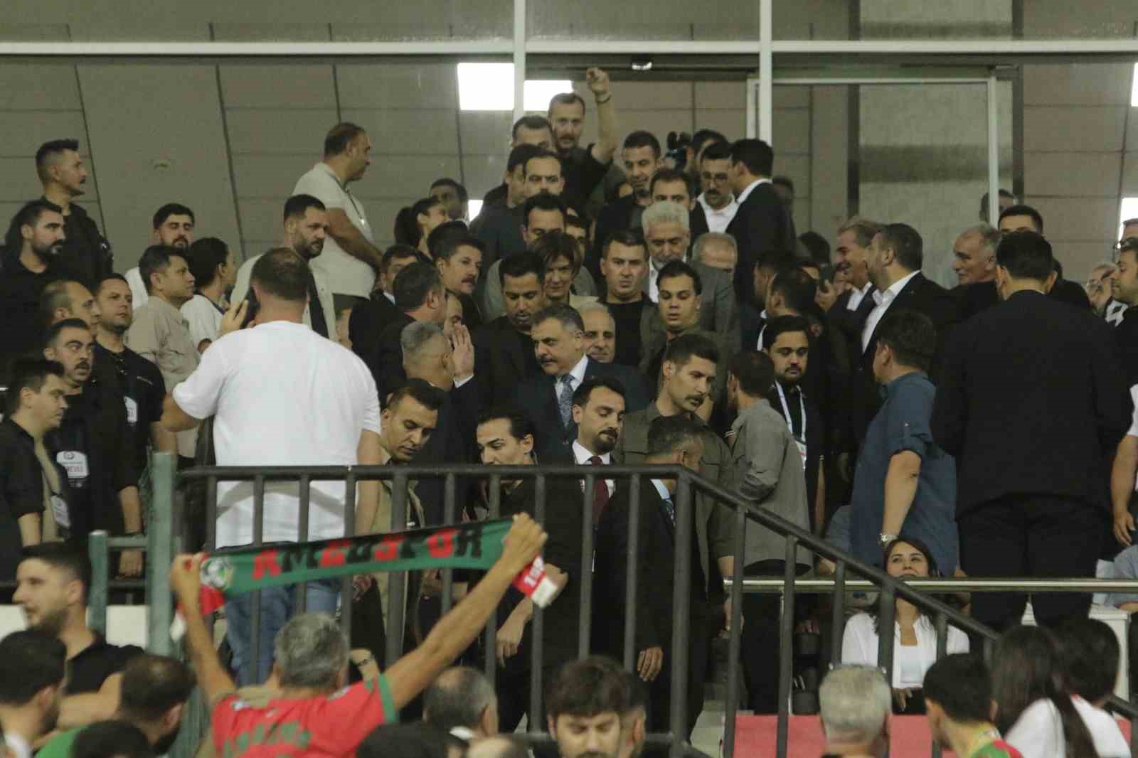 Bakanlar ve TFF Başkanı Amedspor-Erzurumspor maçını tribünde takip etti