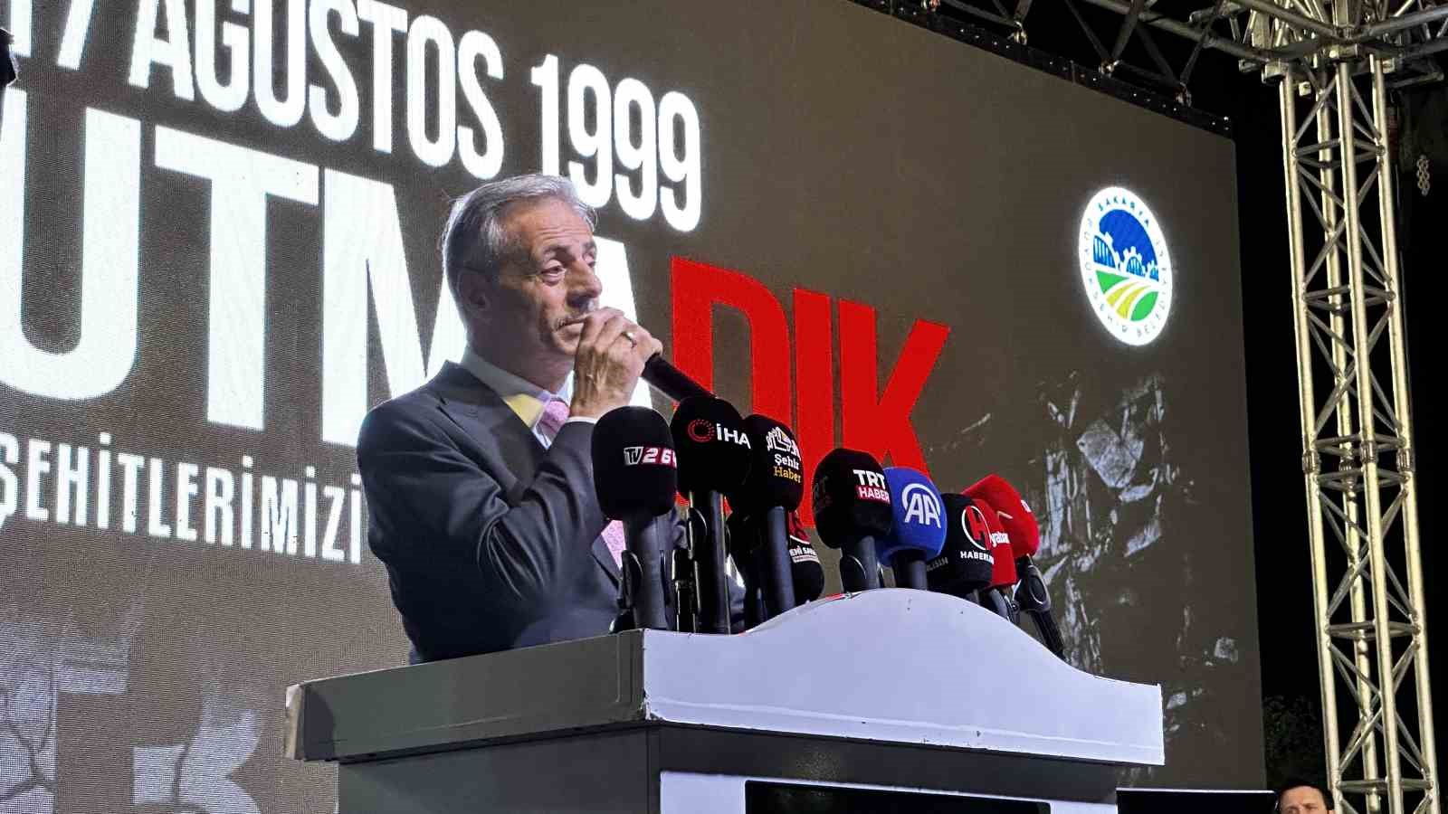 27 yıl önce depremde hayatını kaybedenler Sakarya’da anıldı