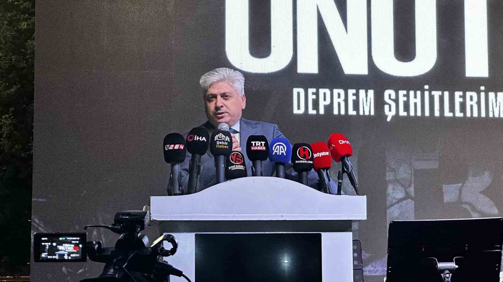 27 yıl önce depremde hayatını kaybedenler Sakarya’da anıldı