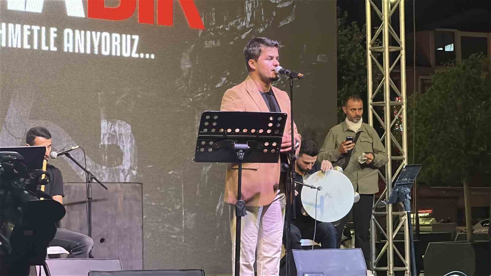 27 yıl önce depremde hayatını kaybedenler Sakarya’da anıldı