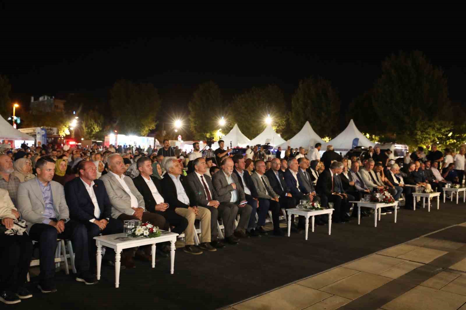 27 yıl önce depremde hayatını kaybedenler Sakarya’da anıldı