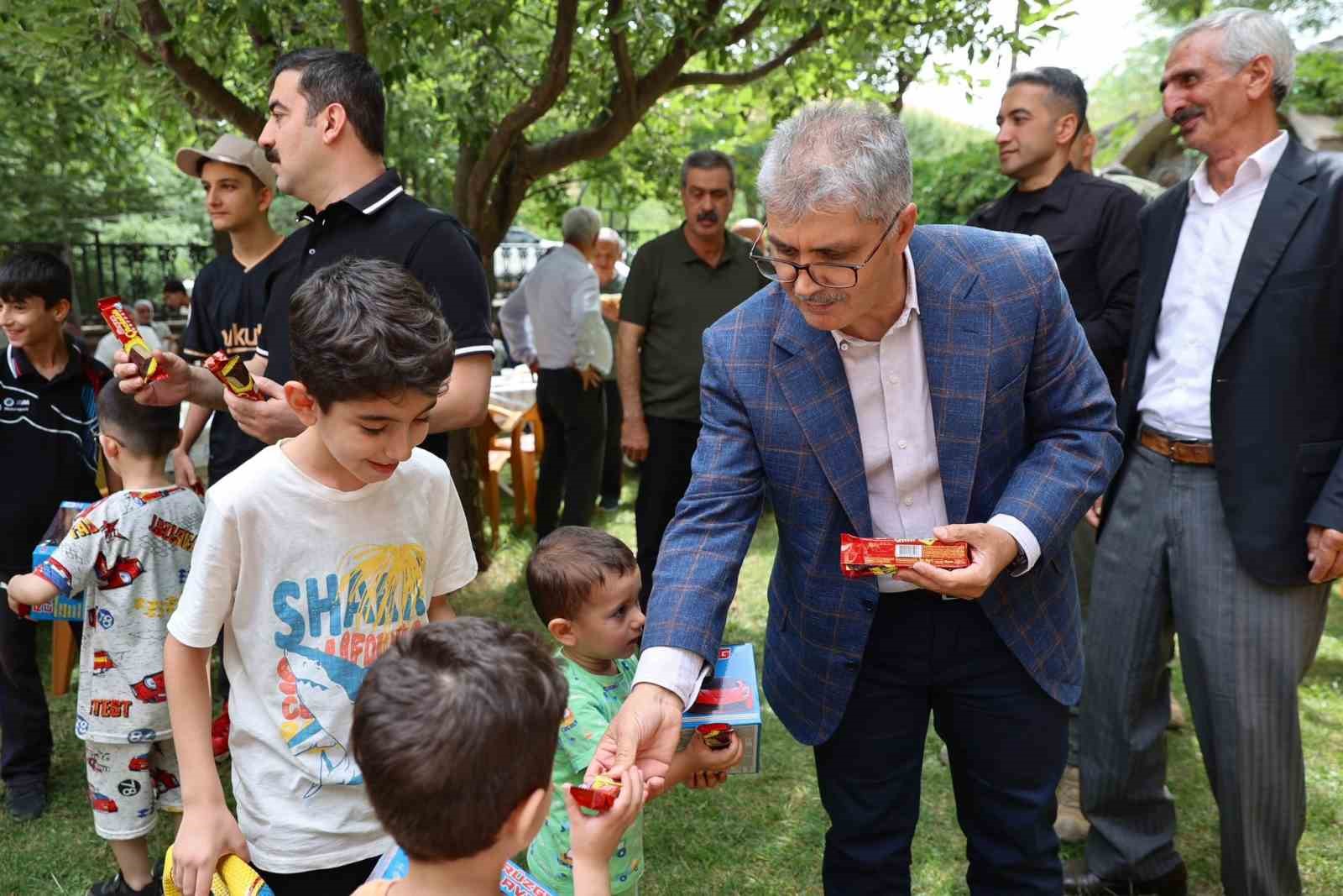 Vali Çelik, vatandaşlarla buluştu