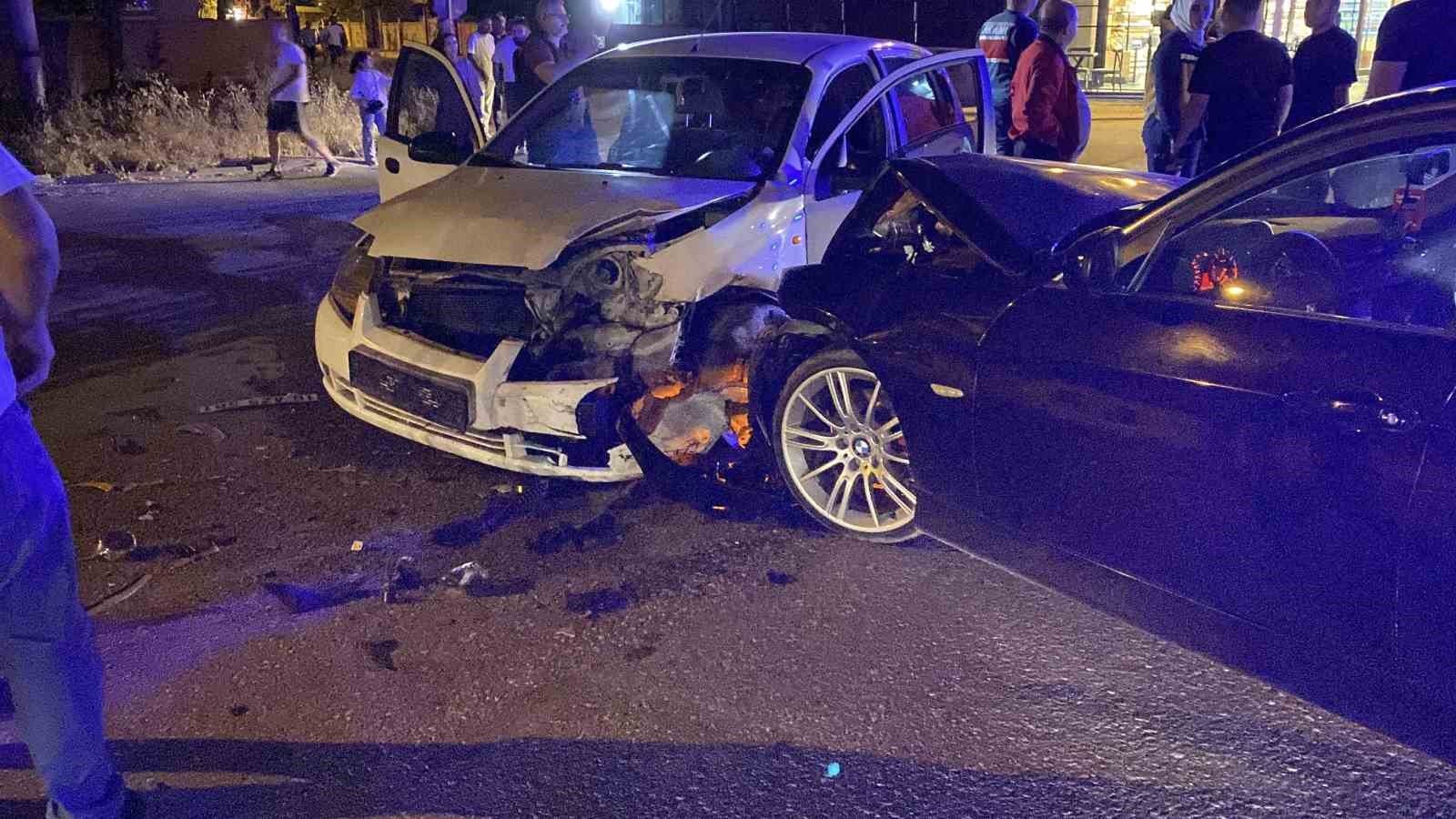 Otomobiller kafa kafaya çarpıştı: 2 yaralı