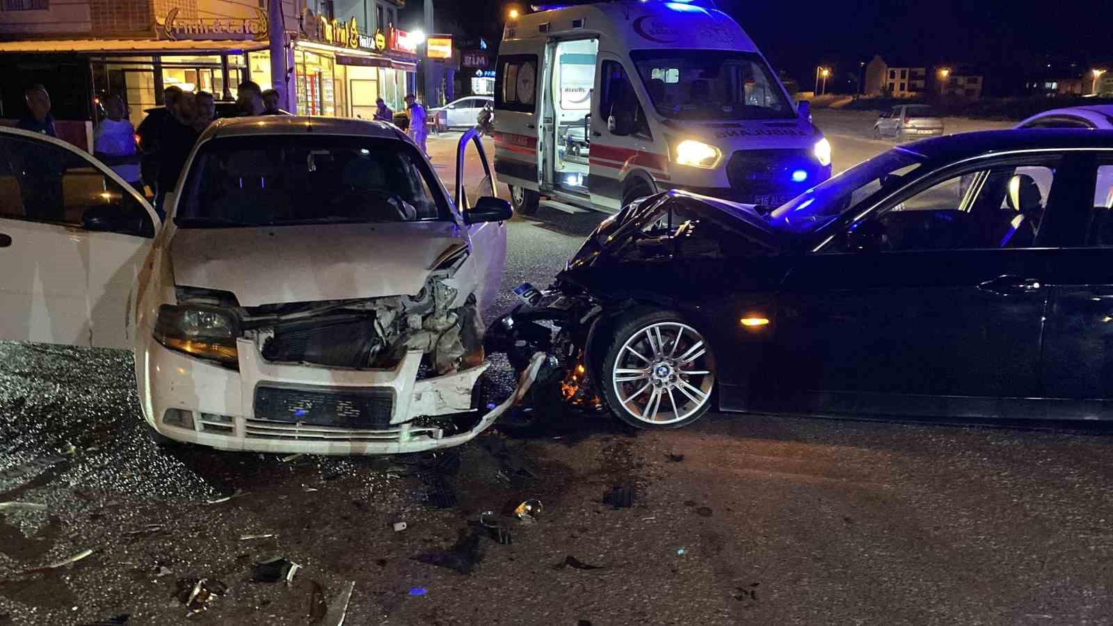 Otomobiller kafa kafaya çarpıştı: 2 yaralı