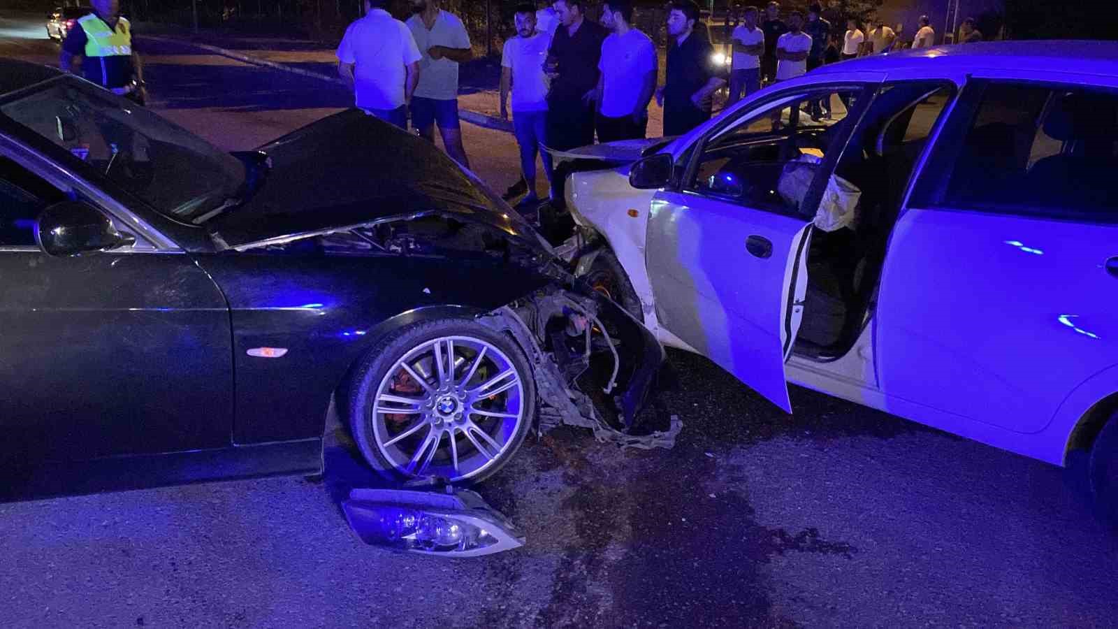 Otomobiller kafa kafaya çarpıştı: 2 yaralı