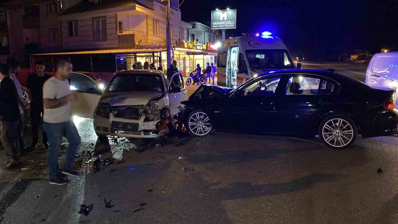 Otomobiller kafa kafaya çarpıştı: 2 yaralı