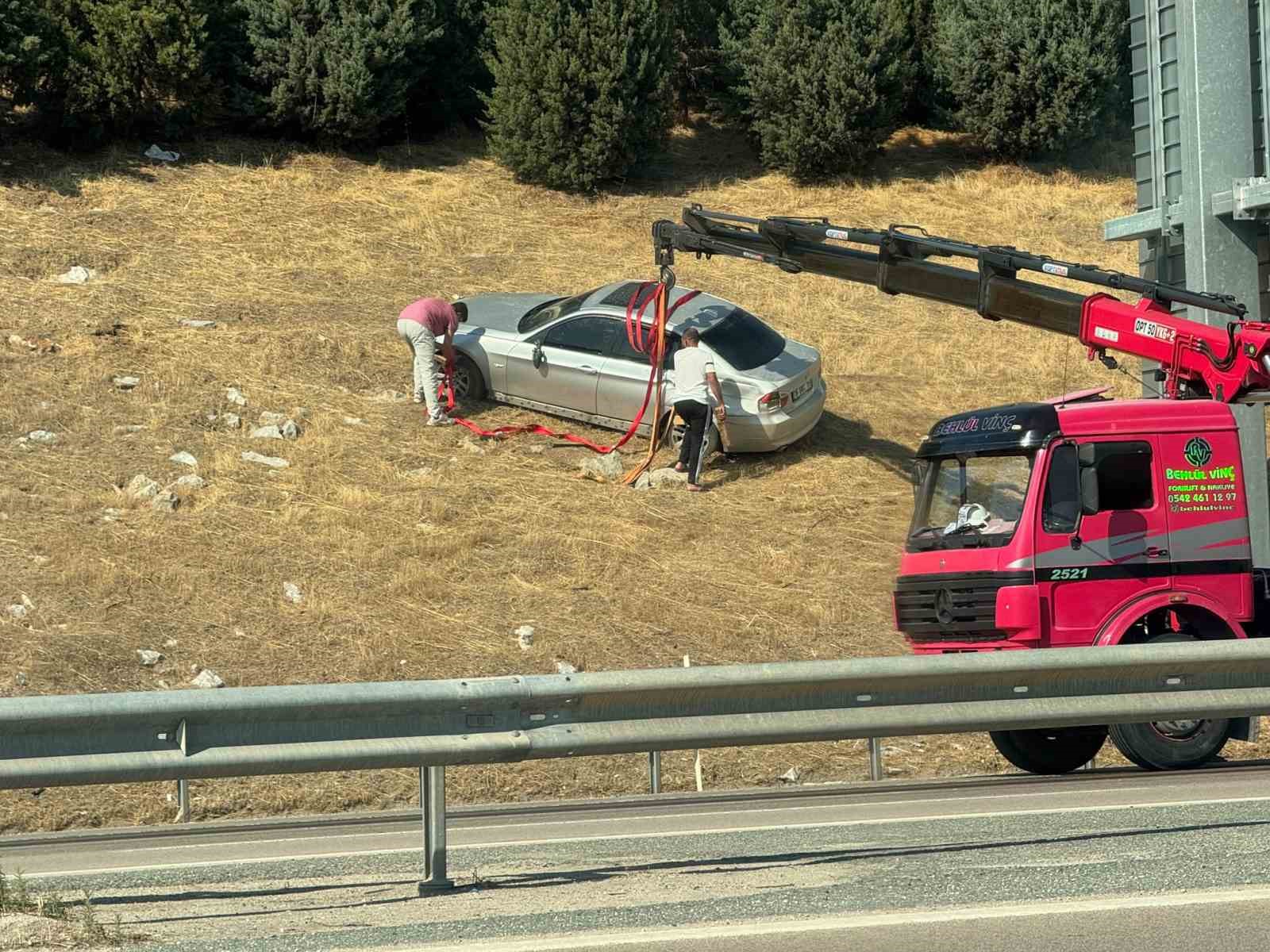 Bursa’da otomobil bariyerleri aşarak tarlaya uçtu