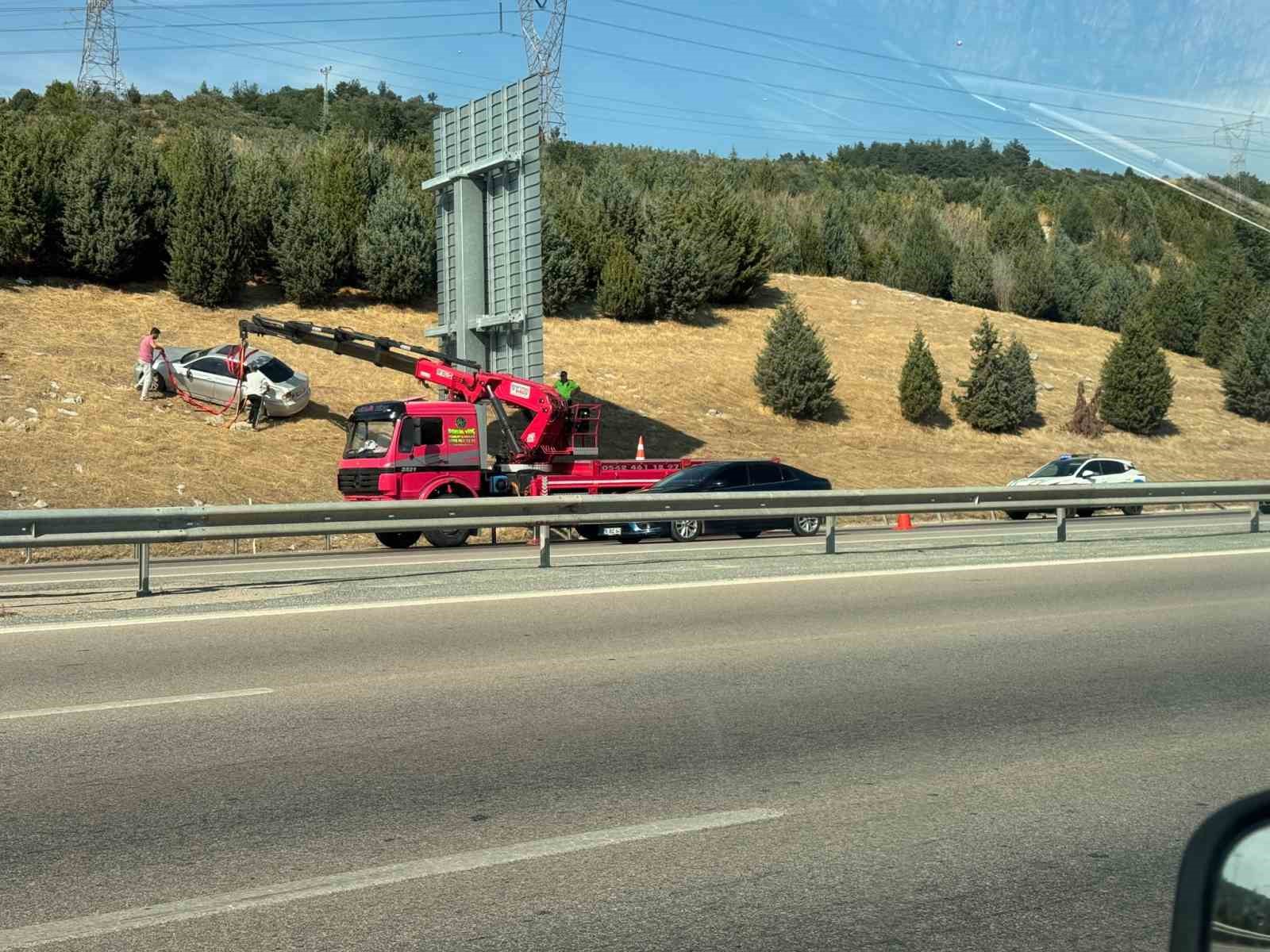 Bursa’da otomobil bariyerleri aşarak tarlaya uçtu