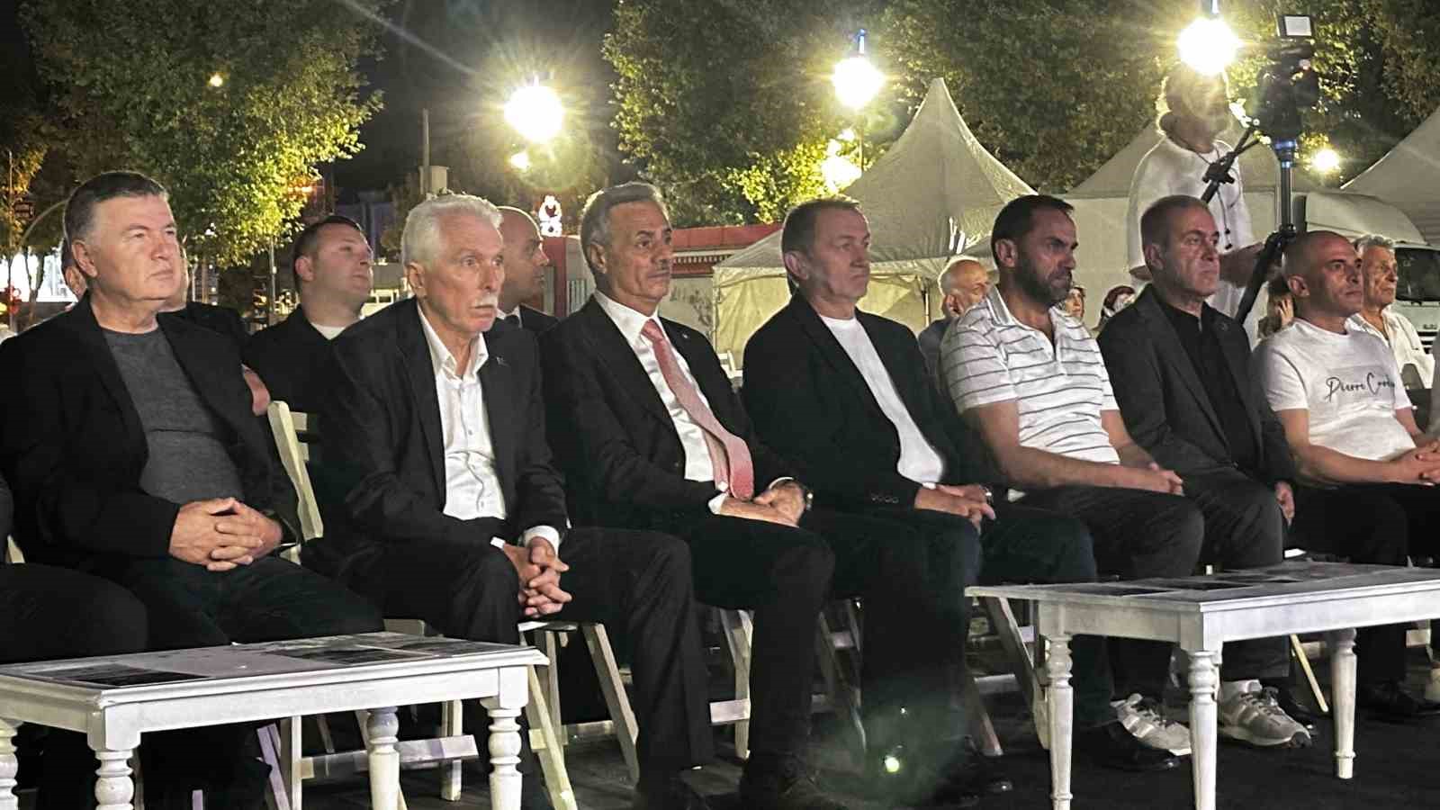 Deprem saati 03.02’de Sakarya’da eller semaya açıldı