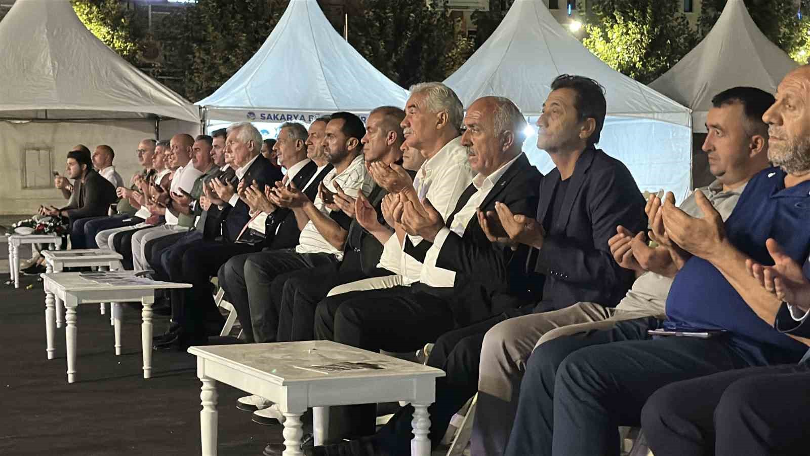 Deprem saati 03.02’de Sakarya’da eller semaya açıldı