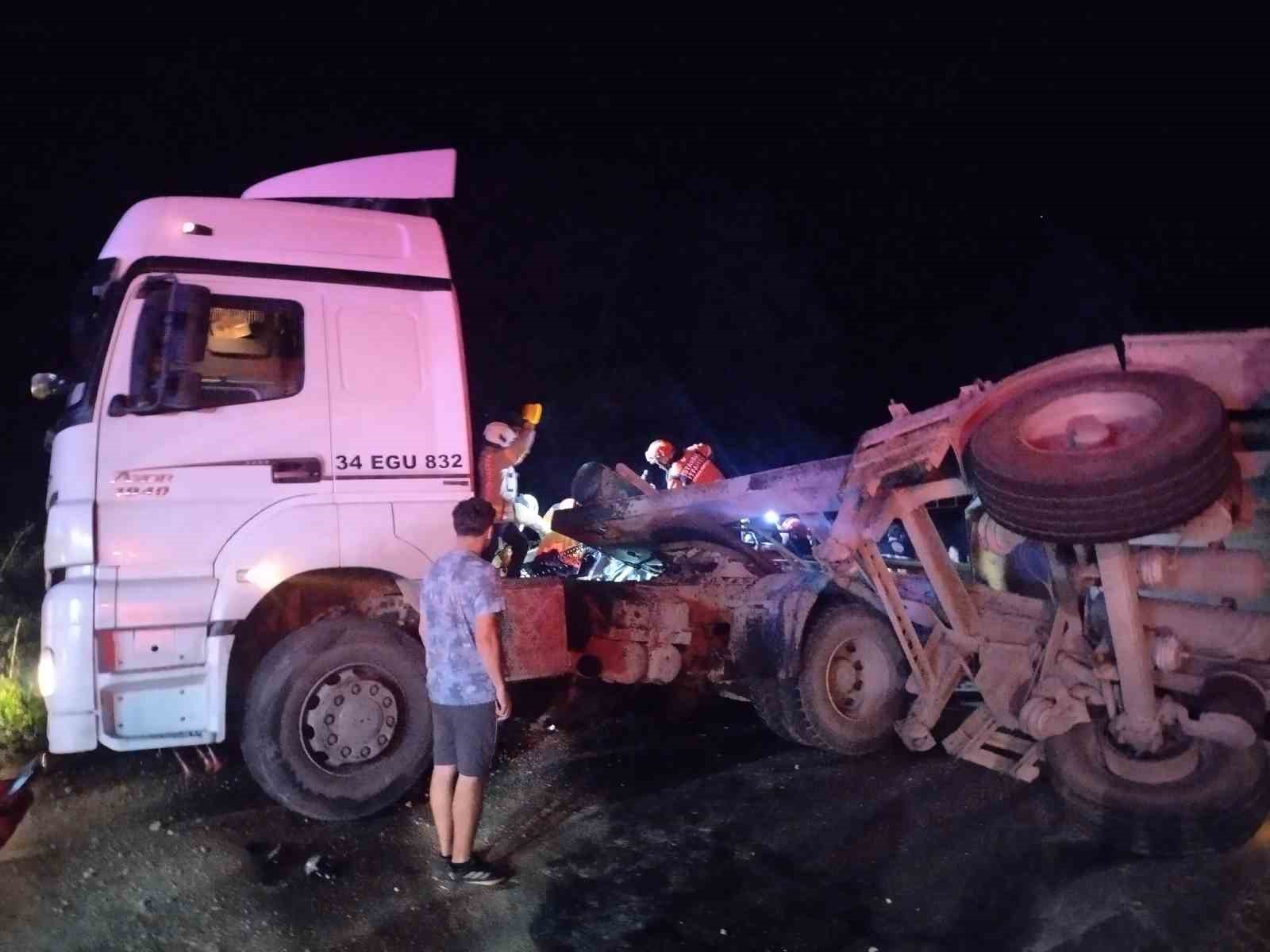 Beykoz’da hafriyat kamyonu otomobille çarpıştı: 1’i ağır, 3 yaralı