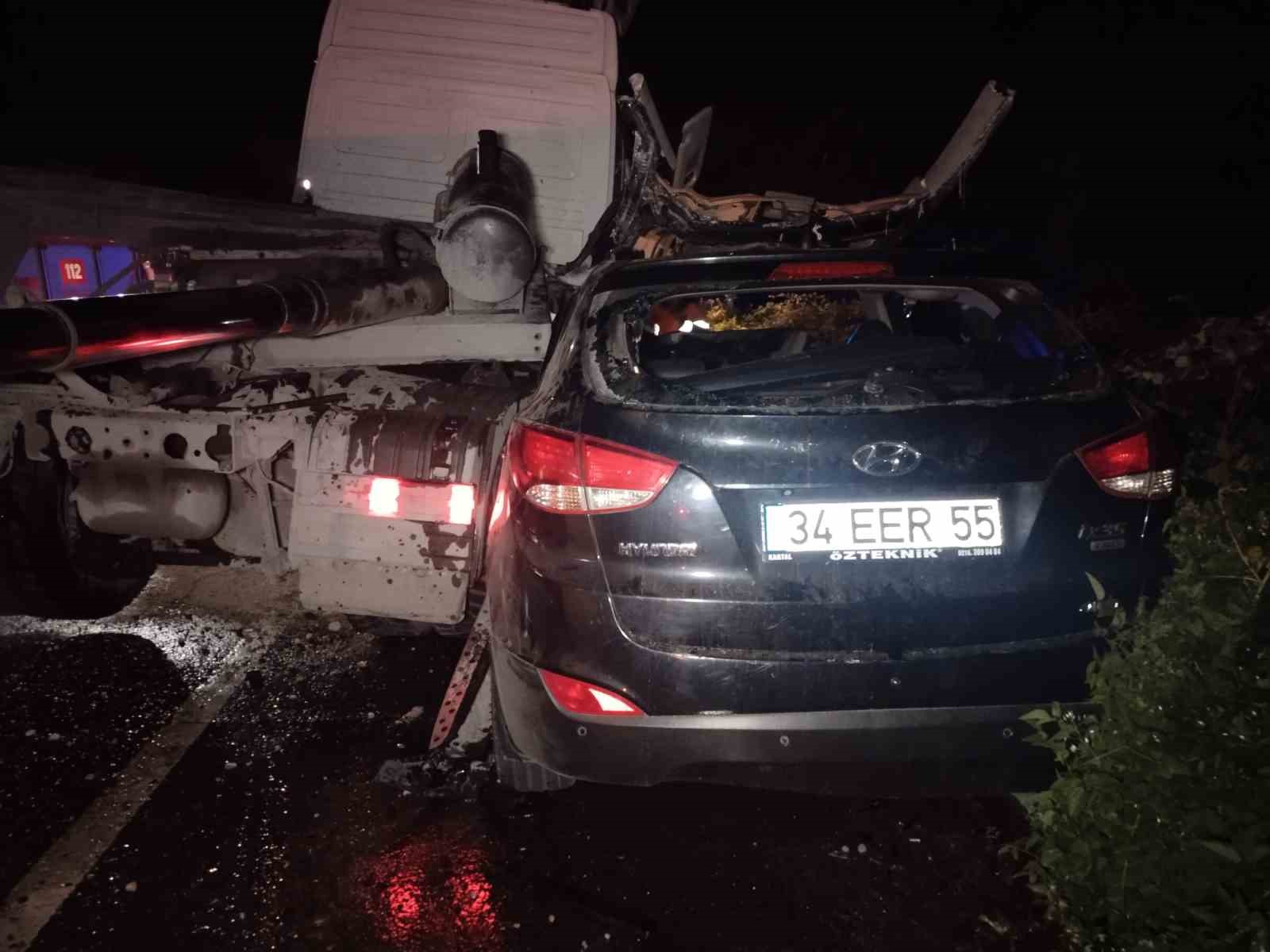 Beykoz’da hafriyat kamyonu otomobille çarpıştı: 1’i ağır, 3 yaralı