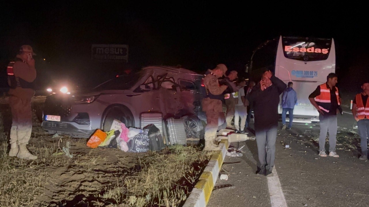 Erzincan’da yolcu otobüsü ile SUV tipi araç çarpıştı: 1’i ağır 7 yaralı
