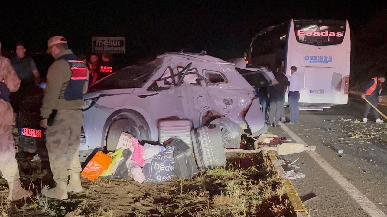 Erzincan’da yolcu otobüsü ile SUV tipi araç çarpıştı: 1’i ağır 7 yaralı
