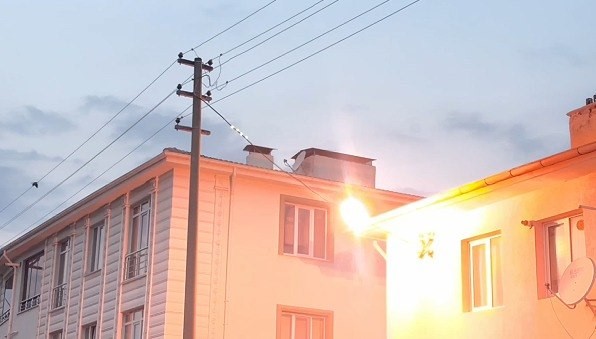 Erzincan’da elektrik direği kıvılcım saçtı: Mahalle sakinleri korku dolu anlar yaşadı