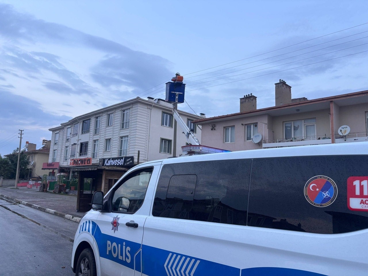 Erzincan’da elektrik direği kıvılcım saçtı: Mahalle sakinleri korku dolu anlar yaşadı