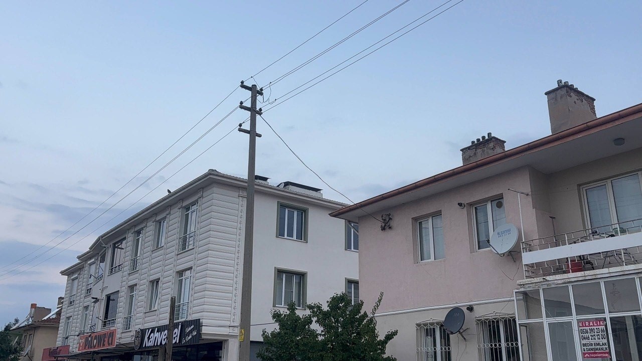 Erzincan’da elektrik direği kıvılcım saçtı: Mahalle sakinleri korku dolu anlar yaşadı