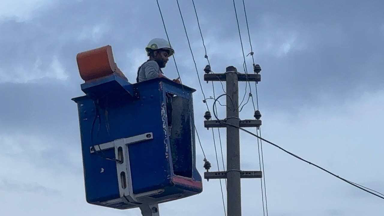 Erzincan’da elektrik direği kıvılcım saçtı: Mahalle sakinleri korku dolu anlar yaşadı