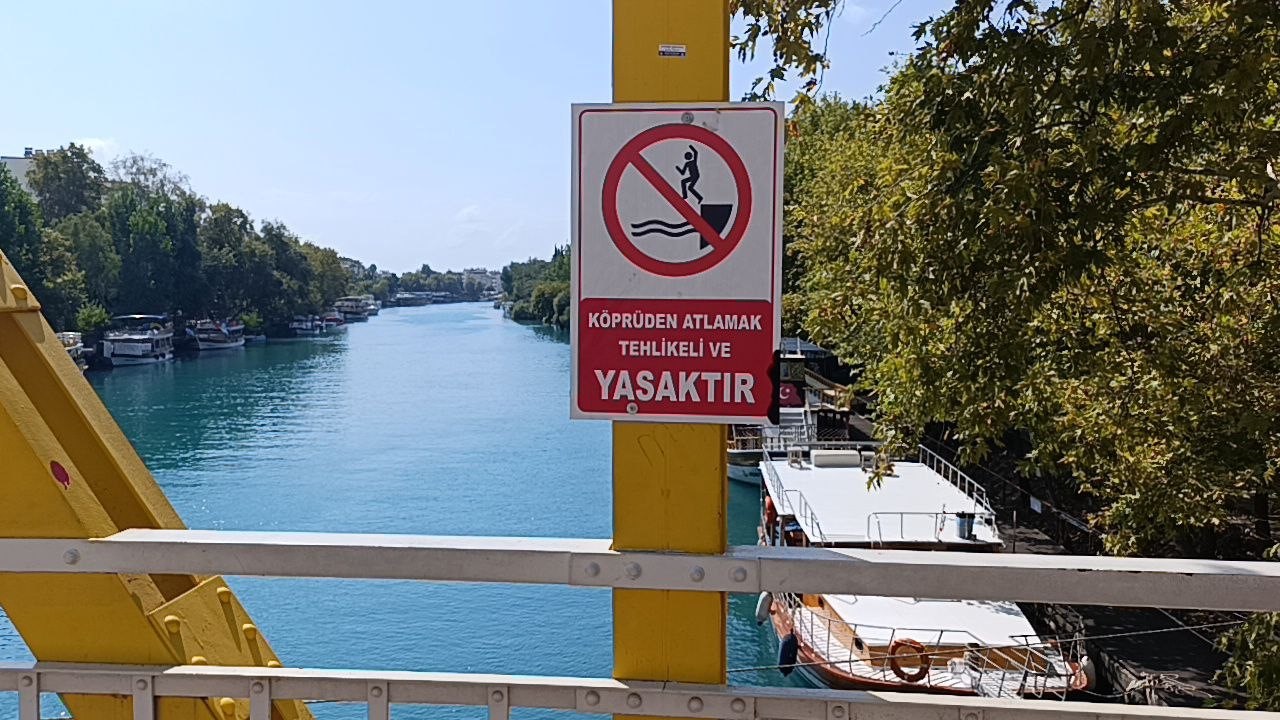 Sıcaktan bunalan çocukların Manavgat Irmağı’nda tehlikeli serinliği