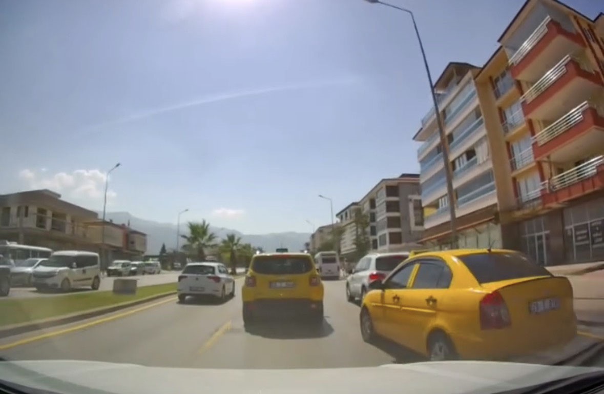 Ani şerit değiştiren taksi kazaya neden oluyordu
