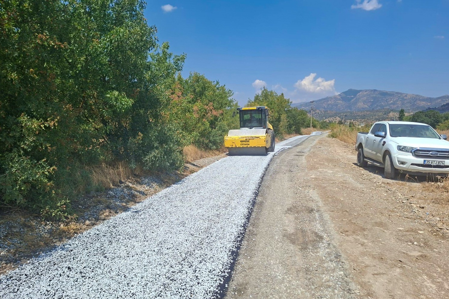 Efeler’den üreticilere yol desteği