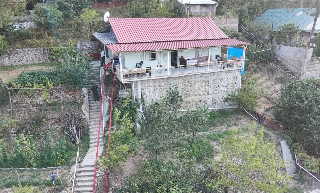 Eşine olan sevgisi 60 basamaklık merdivene asansör yaptırdı