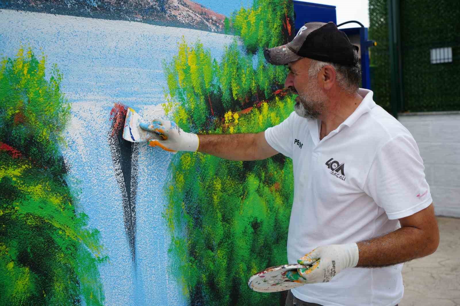 Kocaeli’nin "Bob Ross"u sokakları renklendiriyor